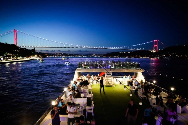 Boğaz’da Huzur Dolu Bir Akşam: Tekne’de İftar Keyfi!